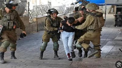 استمراراً للانتهاكات الصهيونية.. الاحتلال يعتقل طفلاً عقب اقتحام الخليل فجر اليوم