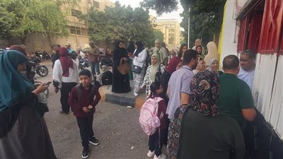 توافد الطلاب على مدرسة المدينة الجامعية الابتدائية بالجيزة في بداية العام الدراسي