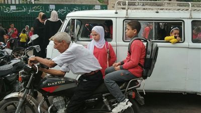بالموتوسيكل.. أولياء الأمور يصطحبون أبنائهم للمدارس في أول أيام العام الدراسي الجديد (صور)