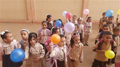انتظام 760 ألف و765 طالب بالصفوف الأولى استقبلتهم اليوم مدارس الغربية
