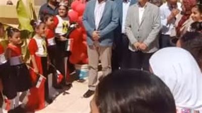 بالأعلام والبالونات.. طلاب الإسكندرية يستقبلون المحافظ ومدير التعليم بأول أيام العام الدراسي الجديد