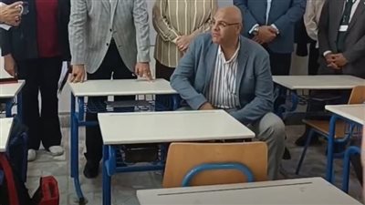 محافظ الإسكندرية ومدير التعليم يجلسان مع طلاب المدرسة اليابانية داخل الفصول