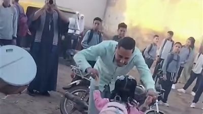 «كأنها عروسة».. أب يزف ابنته بالمزمار البلدي من المنزل حتى باب المعهد 