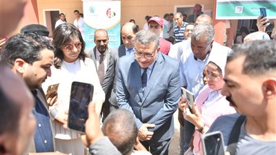 مواجهة مثيرة بين محافظ قــنا ومواطنين بقرية حجازة الغارقة في الأزمات!!