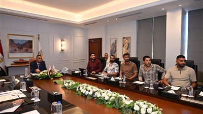 محافظ جنوب سيناء يستعرض إنجازات جهاز معلومات شبكات المرافق