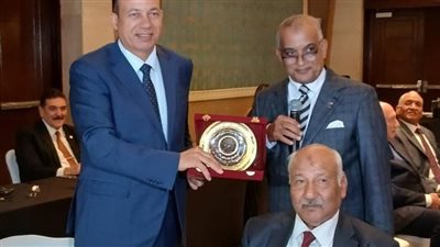 تكريم رئيس جامعة المنصورة في احتفالية اليوم العالمي للقانون بالقاهرة