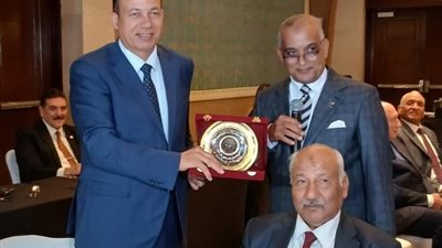 تكريم رئيس جامعة المنصورة في احتفالية اليوم العالمي للقانون بالقاهرة