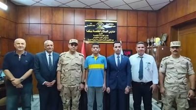 تقديرا لتضحيات والده.. تكريم نجل شهيد القوات المسلحة بمدرسة السلام ببنها