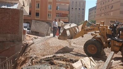 إزالة فورية لمبنى مخالف بحي السلام ثانٍ.. وتشديد الرقابة على مخالفات البناء