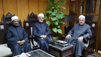 الشيخ أيمن عبد الغني يباشر مهام عمله بمكتبه بعد الحادث الذي تعرض له