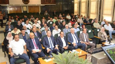 محافظ الغربية يبحث دعم منتجي العنب والزبيب وتعزيز التكتلات الاقتصادية