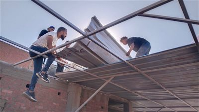 إزالة سقف مخالف في حملة لحي غرب مدينة نصر بمنطقة عزبة العرب