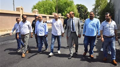 محافظ أسيوط يتفقد أعمال رصف شارع كلية البنات بجوار سور جامعة الأزهر