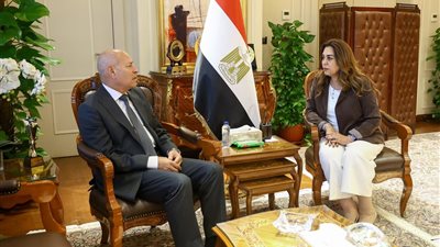وزيرة التنمية تبحث التوسع في إنشاء الأسواق والمنافذ وملف التصالح وتشجير الطرق  