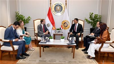 وزير الصناعة يبحث مع سفير إسبانيا جذب استثمارات جديدة إلى السوق المصرية