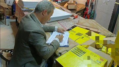  ضبط مصنع غير مرخص لإنتاج لمبات وكشافات مقلدة بالقليوبية.. صور
