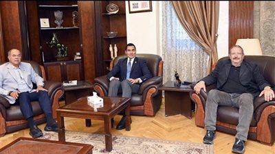 وزير الرياضة يبحث مع رئيس اتحاد التنس استعدادات مصر لاستضافة بطولة العالم للناشئين 