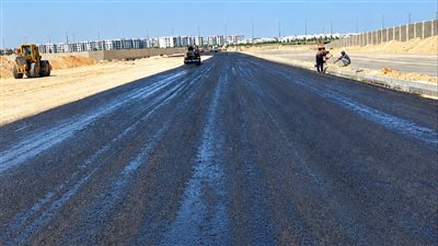 جهاز القاهرة الجديدة يواصل أعمال تطوير الطرق بمحور MR2 بالتجمع السادس