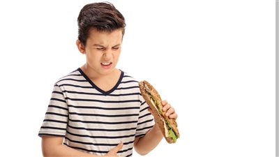 نصائح مهمة يجب اتخاذها عند تعرض ابنك للتسمم الغذائي