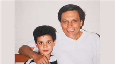 أحلى حاجة في التاريخ.. محمد إمام يستعيد ذكريات طفولته مع والده بصورة نادرة (شاهد)