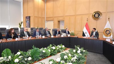 وزير الصناعة يبحث مع مصنعي الأسمنت خارطة طريق لتحقيق استقرار السوق وزيادة الصادرات