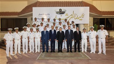 ربيع يكرم مرشدي قناة السويس في عيدهم الـ70