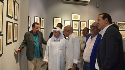 الأمير أحمد بن فيصل يفتتح معرض 