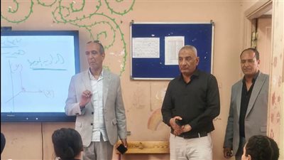 مدير تعليمية نجع حمادي يشدد على تسليم الكتب المدرسية دون ربطها بالمصروفات