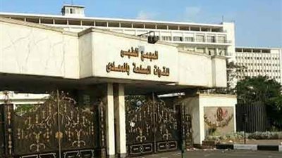 المجمع الطبي للقوات المسلحة بالمعادي يستضيف خبير عالمي في أمراض العضلات والأعصاب الطرفية