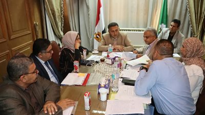 محافظ القليوبية يبحث 20 طلبًا لمواطني الخانكة والخصوص وشبين القناطر