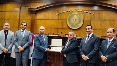 «الوفد» تُهنئ والد الصحفية هدى أيمن لاختياره «الموظف المثالي» بمحكمة جنوب القاهرة