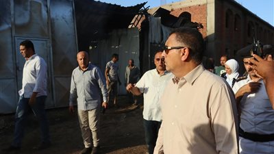 محافظ القليوبية يتابع حريقًا بمخزن مواد كيماوية بقرية سنديون