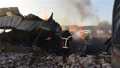 3 سيارات إطفاء للسيطرة علي حريق مخزن مواد قابلة للاشتعال في القليوبية