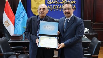 جامعة الإسكندرية تكرّم أول كفيف مصري يحصل على ماجستير أمن المعلومات