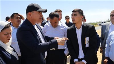 وفد أوزبكستاني رفيع المستوى يتفقد مشروعات 