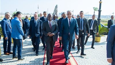 وزير الدولة للإنتاج الحربي يبحث مع وفد أنجولي تعزيز التعاون المشترك
