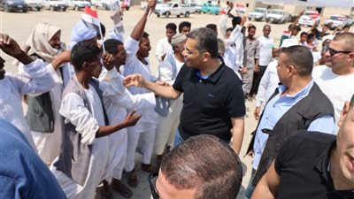 محافظ البحر الأحمر يلتقى شيخ القبيلة بمرسى حميرة 