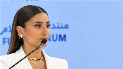 دينا الشربيني تواكب موضة البدل النسائية في قمة الإعلام العربي بدبي