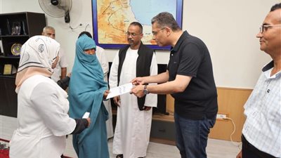 تسليم 5 عقود تمليك للمستحقين بالشلاتين وتسليم 100 وحدة بدوية شهريًا 