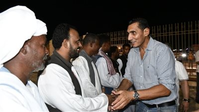 وزير الرياضة ومحافظ البحر الأحمر يلتقيان شيوخ القبائل والعائلات وأعضاء مجلسي النواب والشيوخ بالشلاتين
