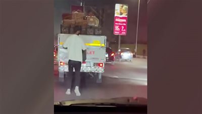 الأمن يفحص فيديو لـ لص يحول مطب محور العبور إلى مسرح لسرقة السيارات