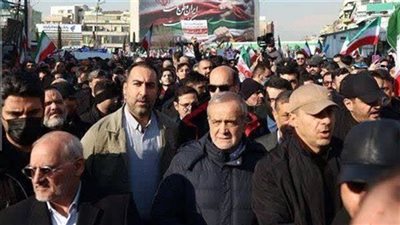 الرئيس الإيراني يشارك في مناورات 