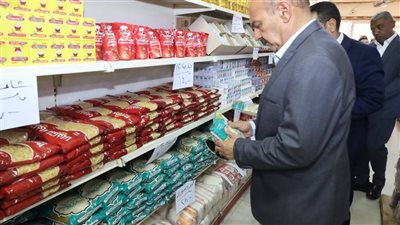 محافظ السويس يتفقد دلتا ماركت لمتابعة توافر السلع الأساسية  