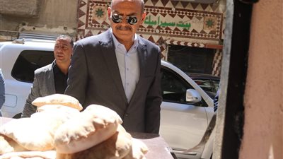 محافظ السويس يفاجئ المخابز لمتابعة جودة الخبز