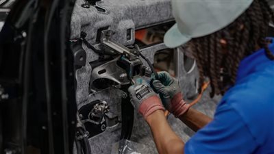 إنتاج المصانع الأمريكية يتراجع في أغسطس مخالفًا التوقعات