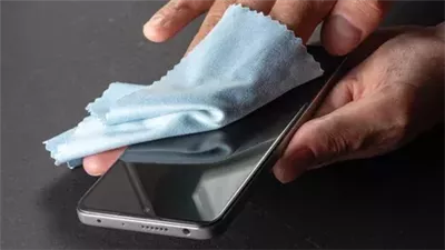 لا تستخدم المنظفات القوية لتنظيف هاتفك الذكي.. افعل ذلك بدلًا منها