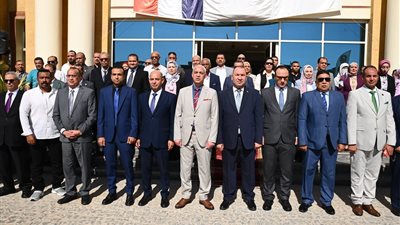 رئيس جامعة أسيوط الأهلية يشهد احتفالية تحية العلم واستقبال الطلاب 