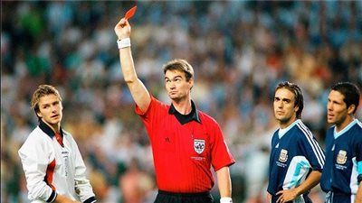 رصاص وتهديدات وكراهية.. ماذا حدث لبيكهام بعد طرده في مونديال 1998؟