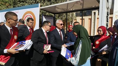 رئيس جامعة المنيا يستقبل الطلاب بالهدايا والترحيب