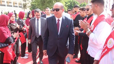 رئيس جامعة المنصورة يفتتح معرضًا للمستلزمات الدراسية بأسعار مخفضة